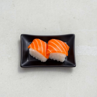Nigiri de salmón (2 piezas)